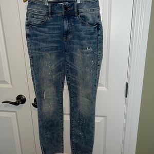 Cabi Skinny light wash distressed paint splatter. Sz 6. Excellent condition.